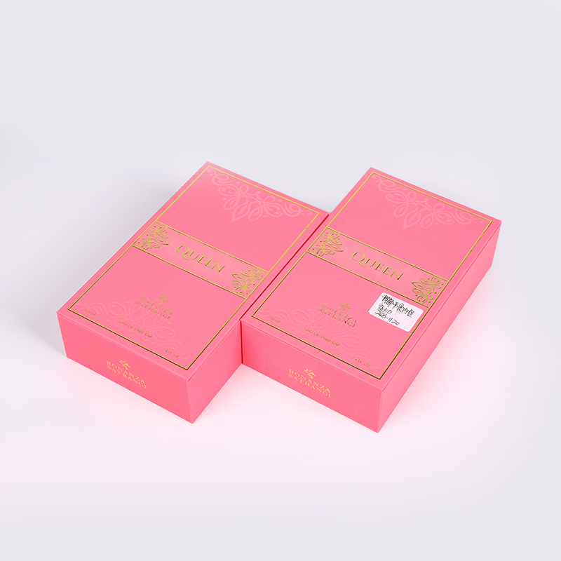 Čistá púštna parfumová krabica so zlatým vyrazením na horúce